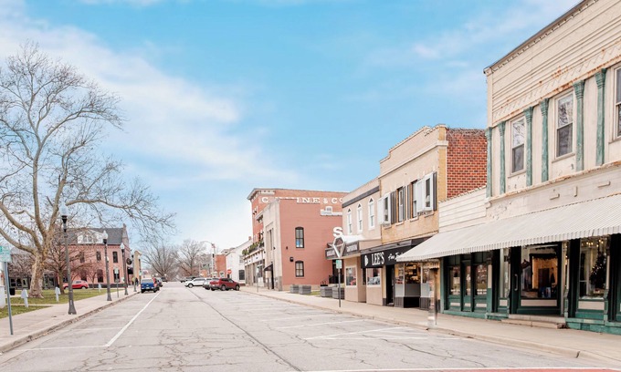 Highland Apartment | Cozy Historic Loft on Highland’s Town Square - Pet Friendly!