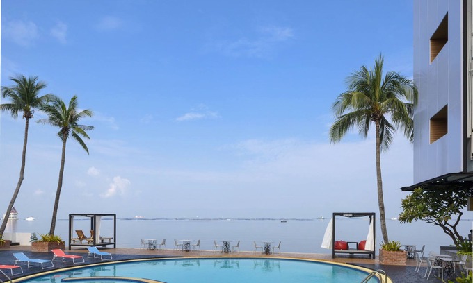 Tha Thaewawong Hotel | Inviting The Loft Seaside Sriracha: Pool, Spa & Family Fun