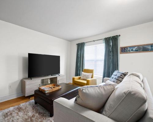 Clarksville House | Cozy Downtown Clarksville Loft with Complimentary Breakfast
