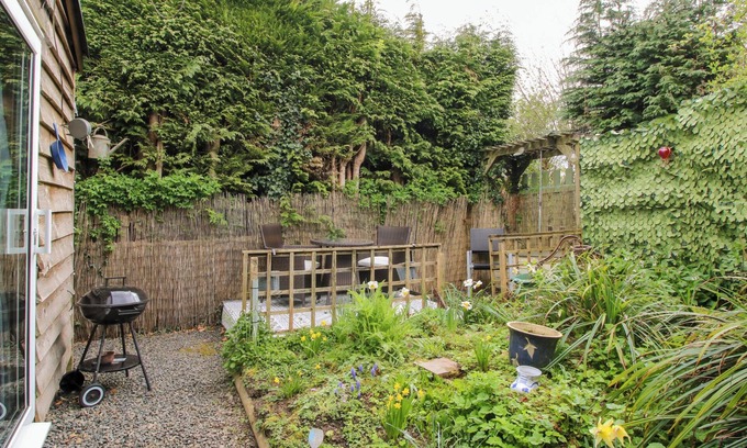Adforton Cottage | Cozy Log Cabin: Family-Friendly with Kitchen & Breakfast