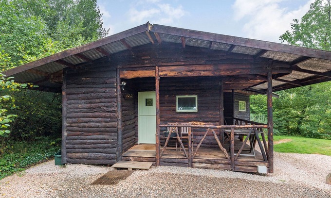 Honiton Cottage | Welcoming Log Cabin: Pet-Friendly Retreat in Sheldon