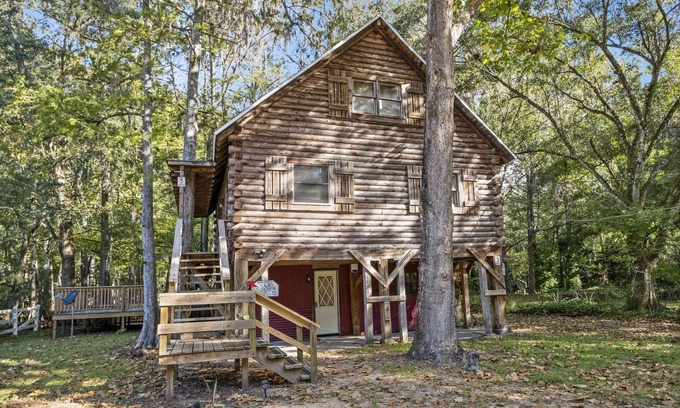 Nobleton House | Exceptional The Log Cabin: Child-Friendly Retreat with Kitchen