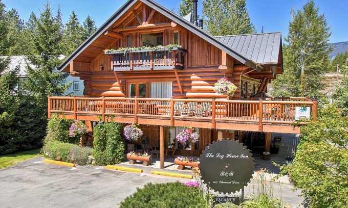 Pemberton Hotel | Cozy Getaway at The Log House Inn with Hot Tub Bliss