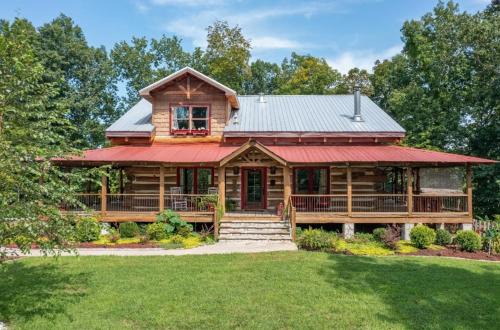 Cottontown House | The Log Palace Private Guest Suite cabin