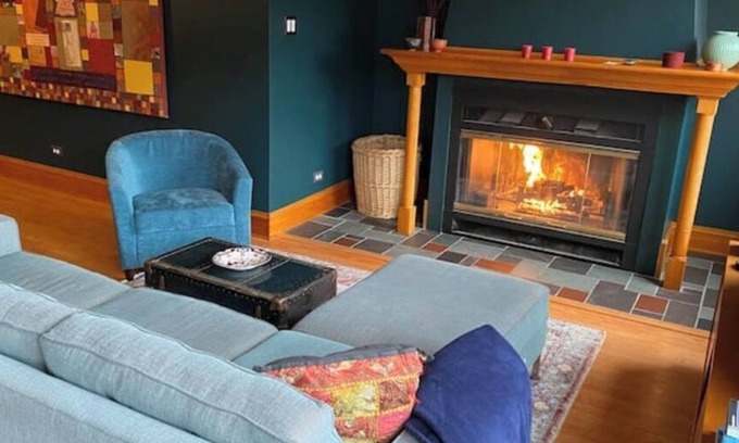 Logan Square Apartment | Classic Vintage Comfort at The Logan Square Guest House