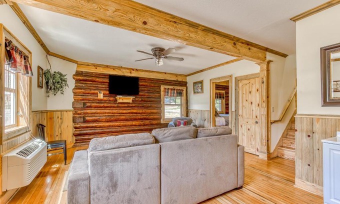 White Salmon House | Pet-Friendly Retreat: The Logs Deer Room Awaits You
