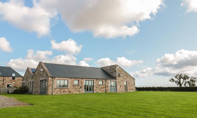 Berwick-upon-Tweed Cottage | Pet-Friendly Retreat with Garden in Berwick-Upon-Tweed