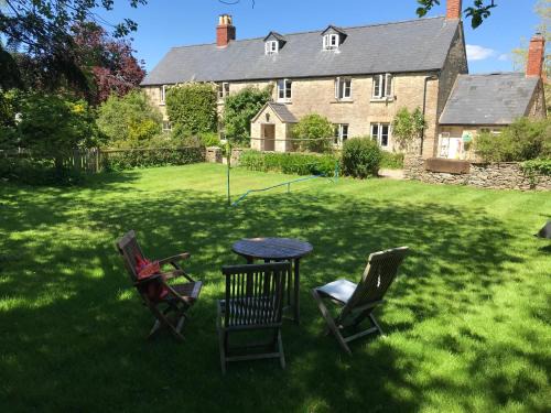 Ampney Crucis Bed & Breakfast | Inviting Getaway at The Long House with Breakfast Included