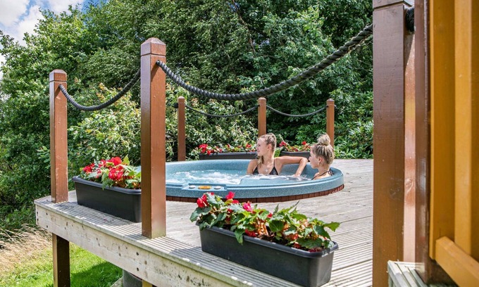 Bingley Cabin | The Lookout - 5 Star - Pet Friendly - Hot Tub - Scandinavian Log Cabin