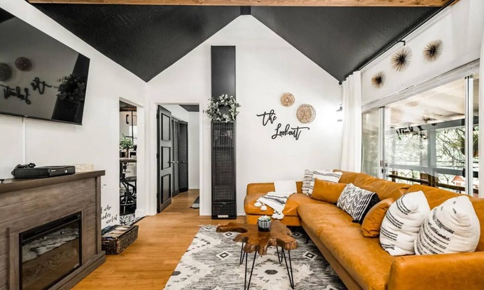 Long Barn Cabin | Romantic Boho Escape at The Lookout - Pet Friendly Retreat