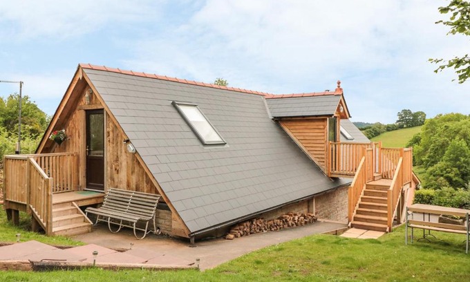 Llangrove House | Pet-Friendly Getaway at The Lookout - Rated 10/10!