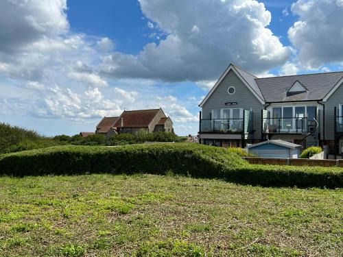 Mundesley House | Premier Oceanfront Escape at The Lookout - 4-Star Rating