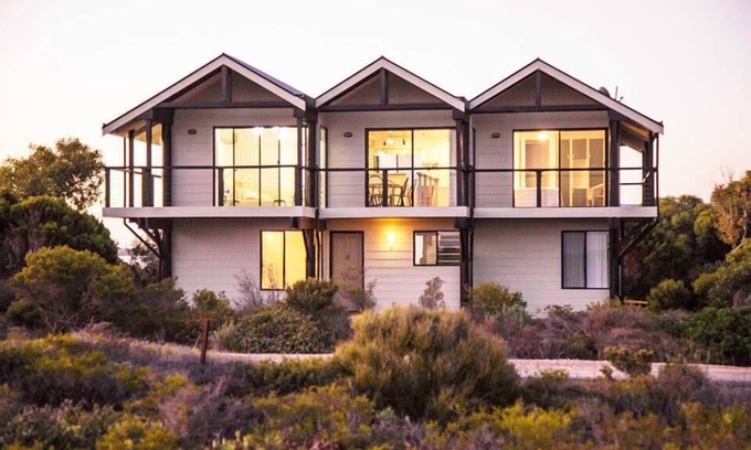 Warrenben House | Discover The Lookout with Exceptional Ocean Views & Breakfast