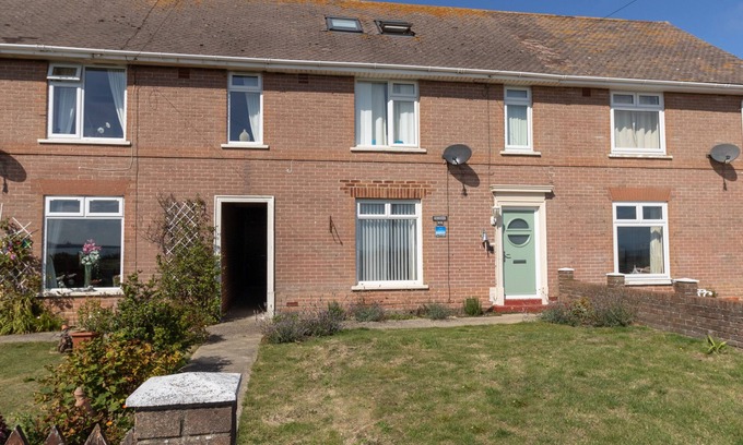 Wyke Regis Cottage | Relax at The Lookout: Pet-Friendly with Ocean Views