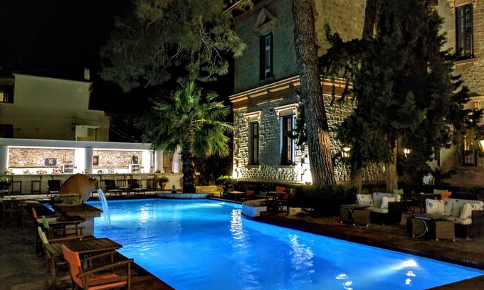 Varia Apartment | Relaxing Retreat at Loriet Hotel with Ocean Views and Spa