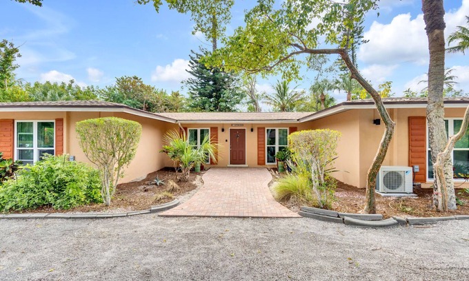 Sanibel Cottage | Charming Lovebird: 9.6 Rated, Walk to Dining & Lighthouse