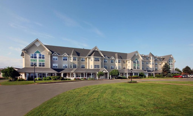 Summerside Hotel | Discover The Loyalist Country Inn: Pet-Friendly & Ocean Views