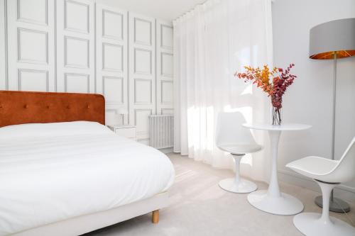 Front de Lac Apartment | Lakefront Retreat - Duke Housing with 8.4/10 Rating
