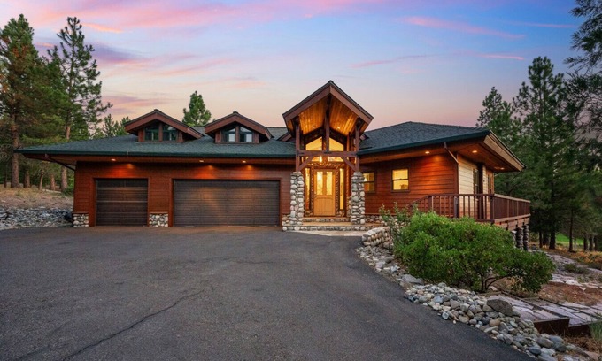 Gold Mountain House | Experience The Luxe Lodge: Private Hot Tub & Golf Views
