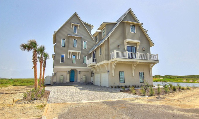 Port Aransas House | Beachfront Oasis with Pool and Ocean Views – 10/10 Rated