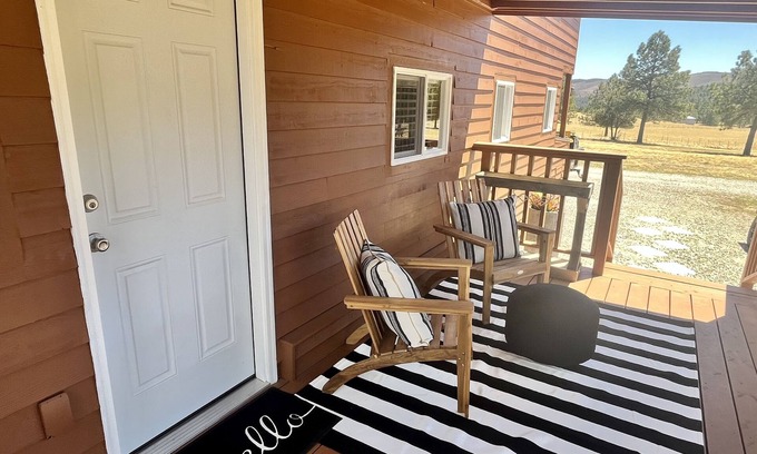 Mayhill Cottage | Cozy Tiny Cottage with Breakfast & Child-Friendly Amenities