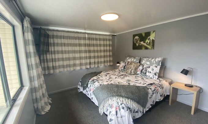 Maketu Villa | Relax at Okurei Villa with Ocean View and Wine on the Balcony