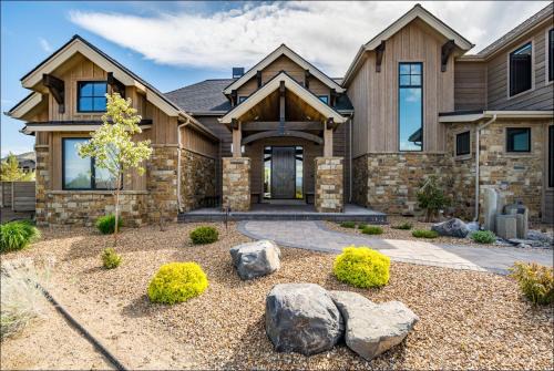 Powell Butte House | Discover the Ranch Life: 4-Star Retreat with Pool & Hot Tub