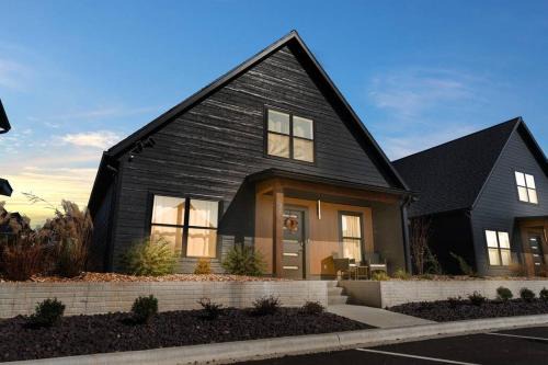 Hollister House | Experience The Luxx: Poolside Retreat with Lake View