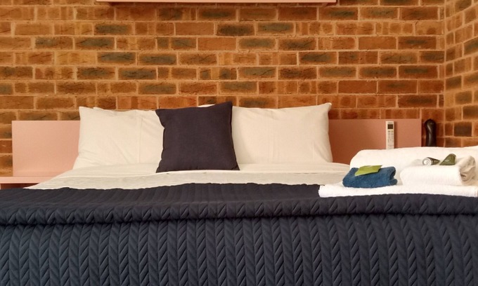 Chiltern Hotel | Inviting Stay at The Lydoun Motel with Pool & Breakfast
