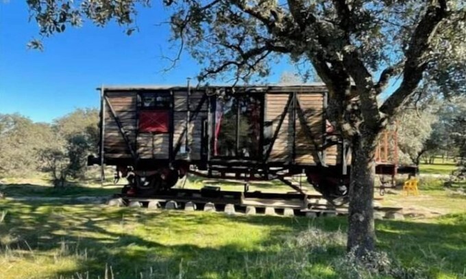 San Agustin del Guadalix House | Discover The Merry Wagon: Family-Friendly Retreat with Spa
