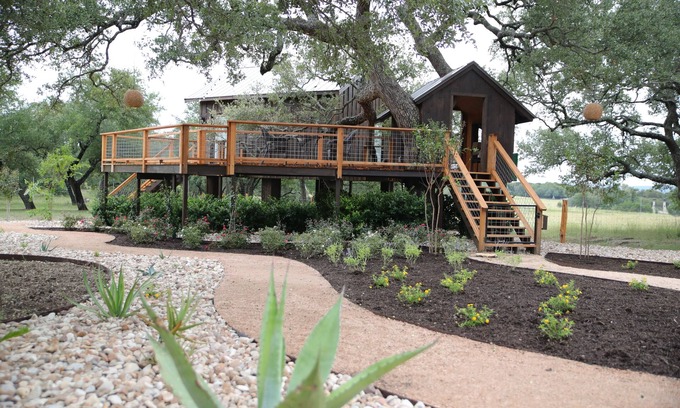 Dripping Springs Cabin | Explore The Machan Treehouse: Guest Rated 9.6 with Spa & Pool