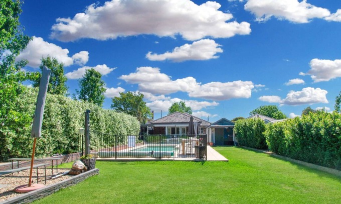 Turvey Park House | The Macleay - Poolside Entertainer, Pets Allowed