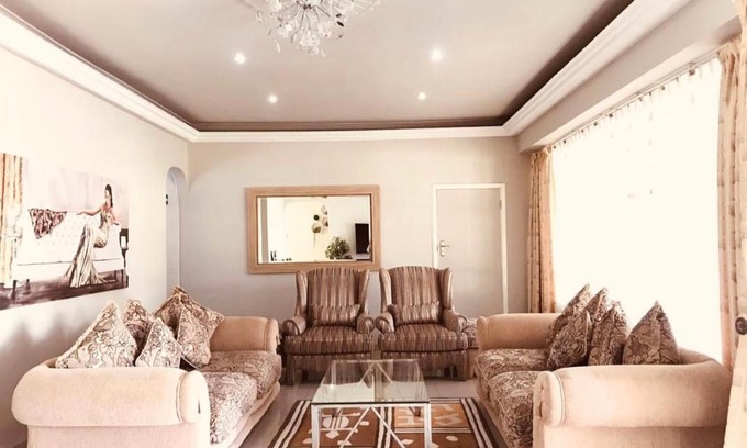Westville Bed & Breakfast | Welcoming Stay at The Madam Herself B&B with Pool & Breakfast