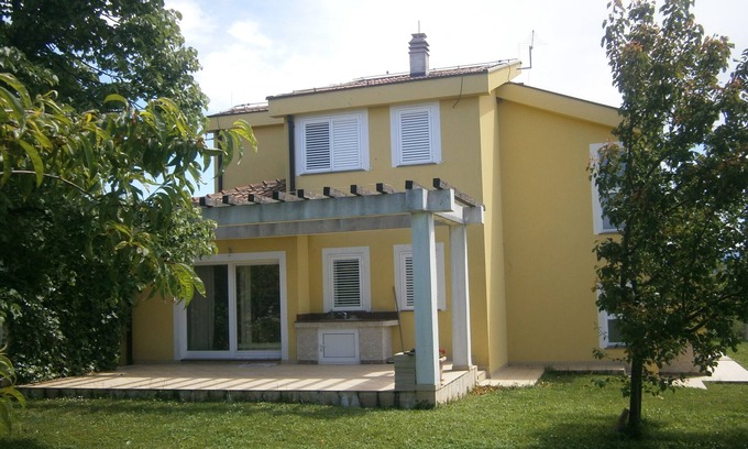 Blizanci Villa | Discover VILLA IVANKA: Garden Oasis with Breakfast & Kitchen
