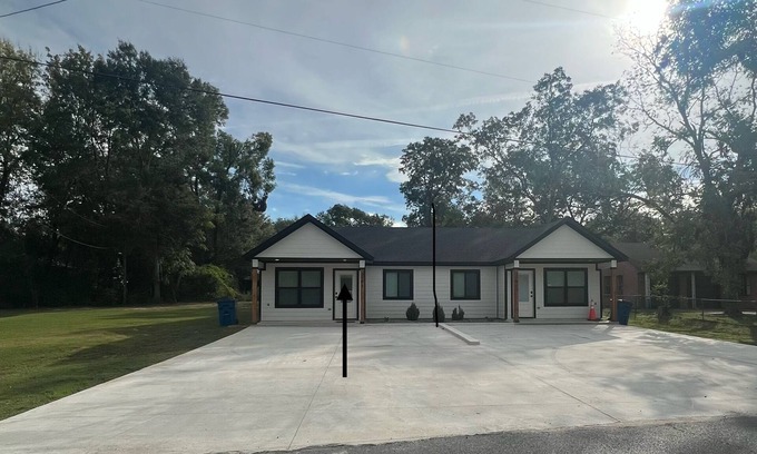 Jonesville House | Discover The Magnolia Inn: A Cozy Stay with Great Amenities