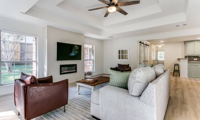 Lewisville House | The Main Street Cottage: Dog-Friendly, Central DFW location, Walk to Main St
