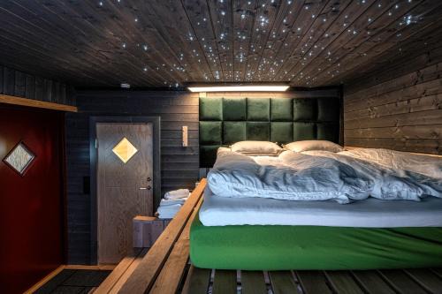 Lantinen District House | Discover Mäkkylän Helmi - A Gem with Hot Tub Bliss