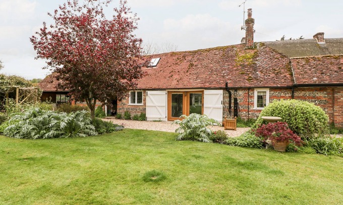 Blandford Forum Cottage | Pet-Friendly Escape at The Malthouse with Garden Relaxation