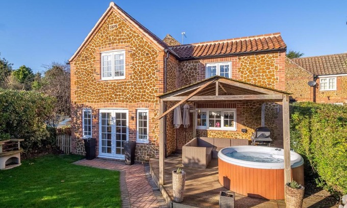 Dersingham House | Unforgettable Stay at The Malthouse - 10/10 Guest Rated!
