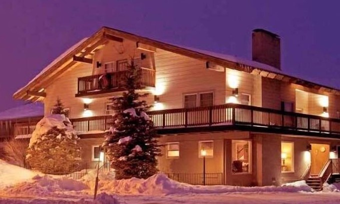 Mammoth Lakes Hotel | Relaxing Getaway at The Mammoth Creek Inn with Spa & Breakfast