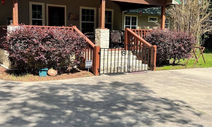 Montgomery House | Experience The Manor: Pool Table, Pond & Volleyball Fun