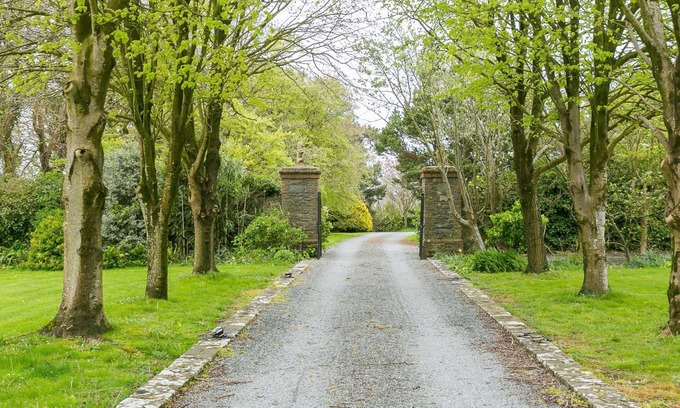 Bryngwran Cottage | The Manor - a hot tub that sleeps 8 guests in 3 bedrooms