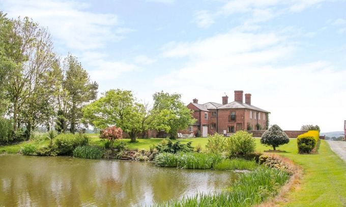 Loppington Cottage | Family-Friendly Retreat at The Manor House in Cockshutt