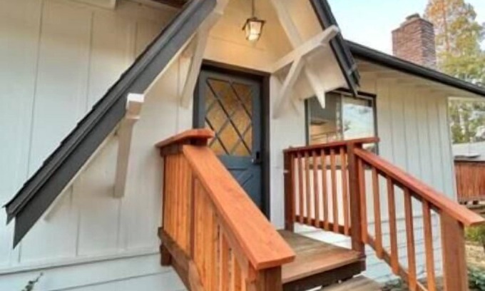 Oakhurst House | Experience The Manzanita Cottage: Lake View & Spa Retreat
