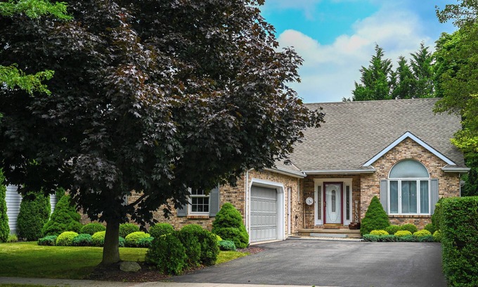 Historic Old Town House | Discover The Maplewood House - Steps from Niagara-on-the-Lake