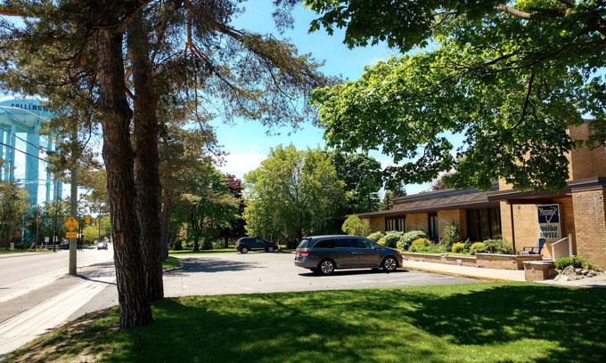 Collingwood Hotel | Oceanfront Retreat at The Mariner Motor Hotel