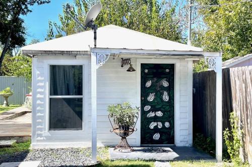 Georgetown House | Discover The Mason Cottage: Ideal for Family Stays