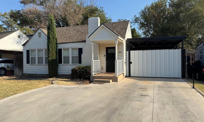 Tech Terrace House | The Matador Cottage near TTU (Main House Only)