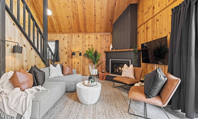 East Kootenay Cabin | Experience The Matterhorn: Hot Tub & Mountain Views Await