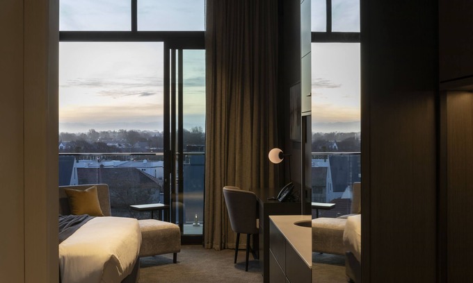 Christchurch City Centre Hotel | Elegant Mayfair Hotel: 5-Star Comfort with Spa & Dining